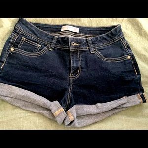 Cute dark denim short shorts!